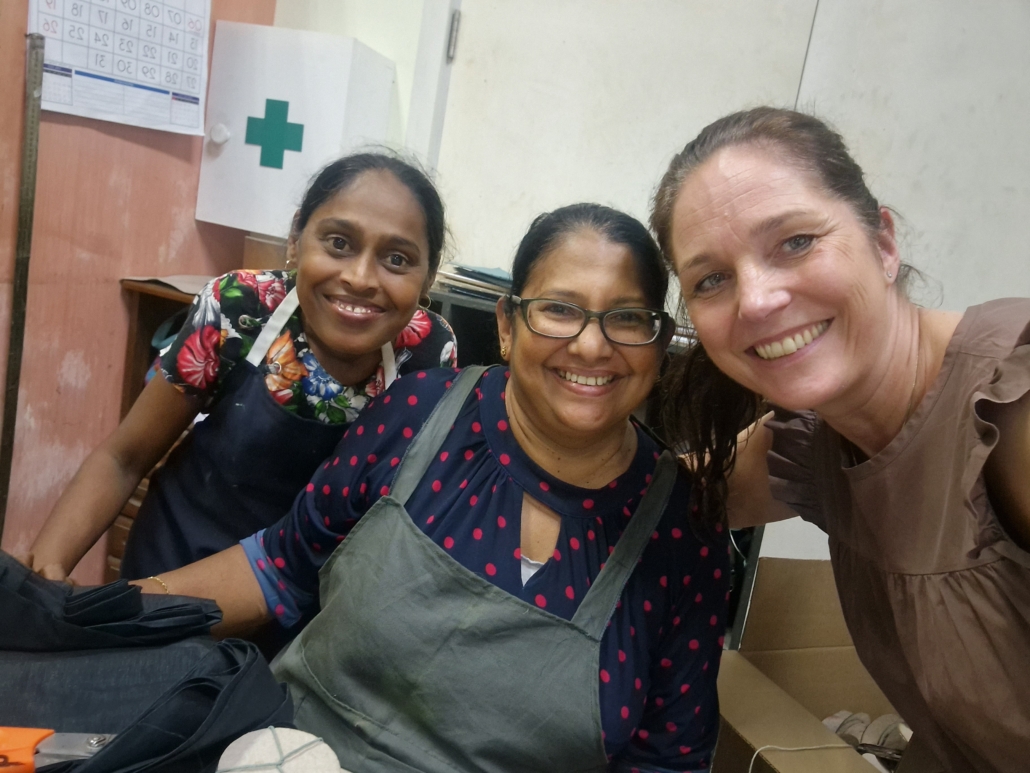 susanne lübech med arbejdene kvinder på sri lanka