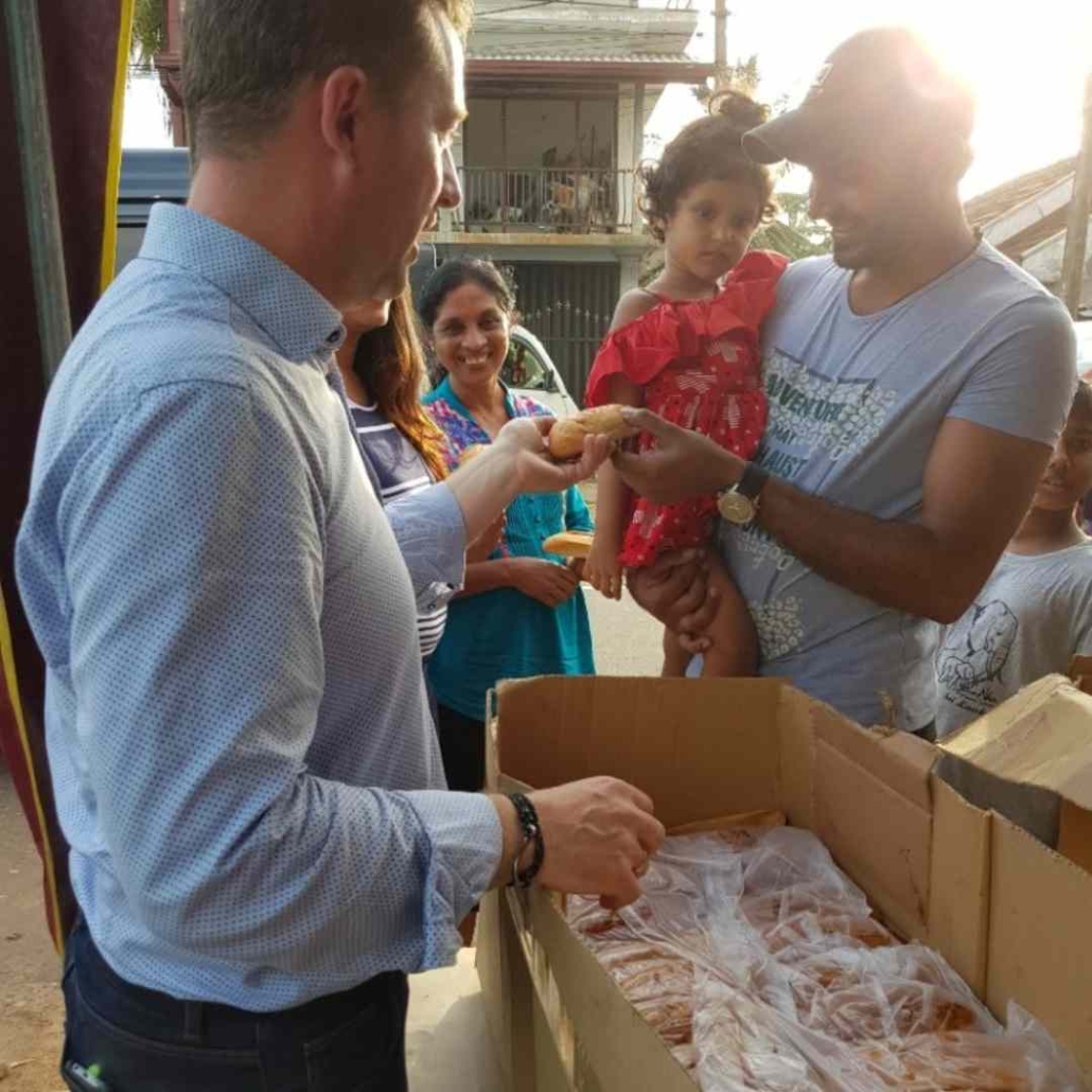 Søren uddeler mad på Sri Lanka